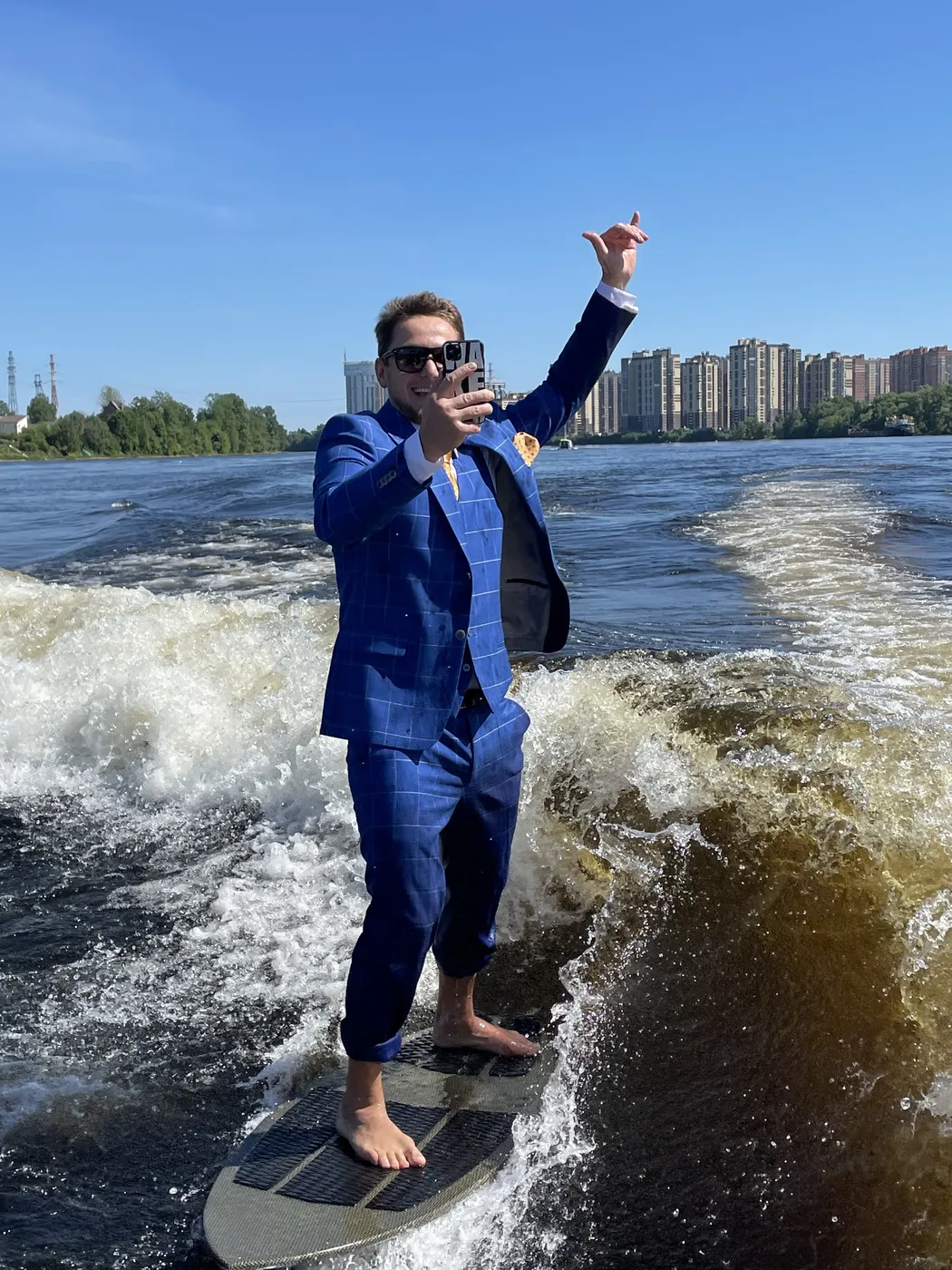 Какой цвет ремня подойдет к синему костюму
