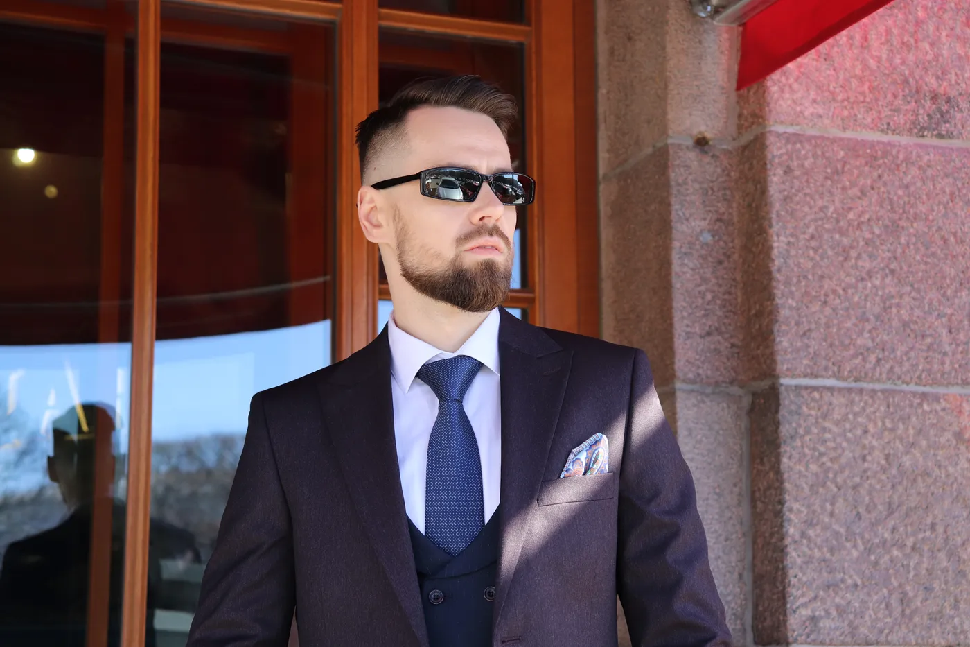 Какой цвет ремня подойдет к фиолетовому костюму